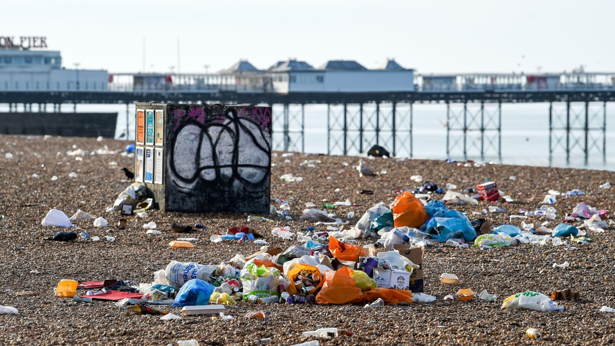 https://www.thesun.co.uk/wp-content/uploads/2022/08/piles-litter-brighton-beach-seafront-morning-left-behind-1.jpg?strip=all&quality=100&w=1920&h=1080&crop=1