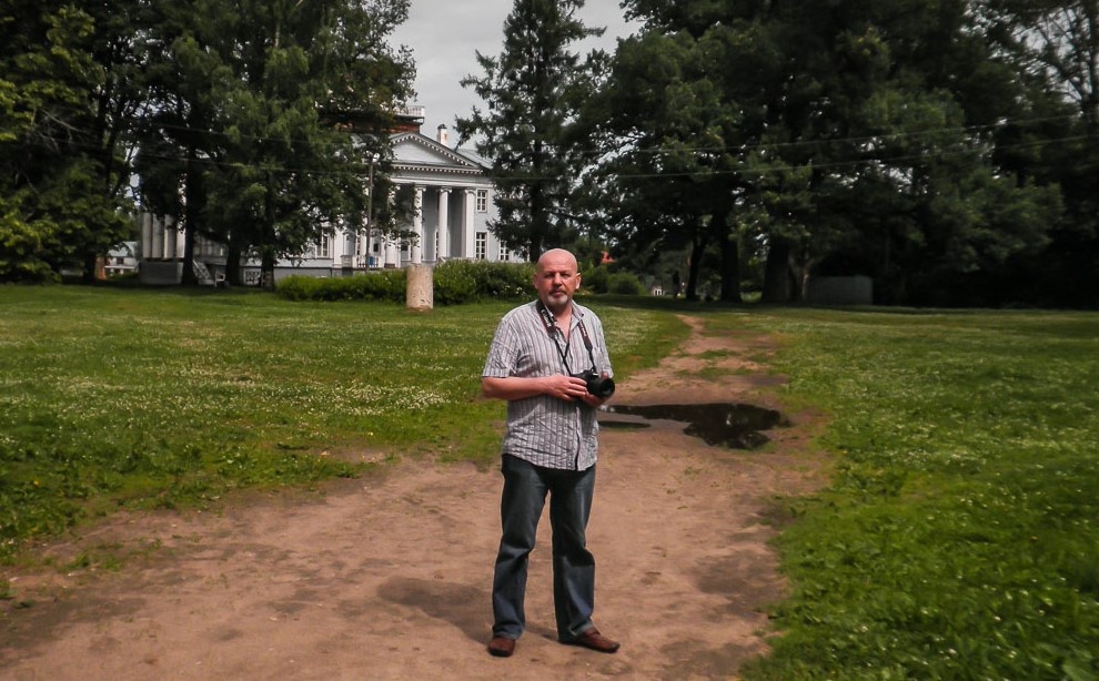 Лето 2013 г., село Рождественно, у дома Набокова; я только готовлюсь к своей 6-й попытке, фигура вполне в пределах допустимого.