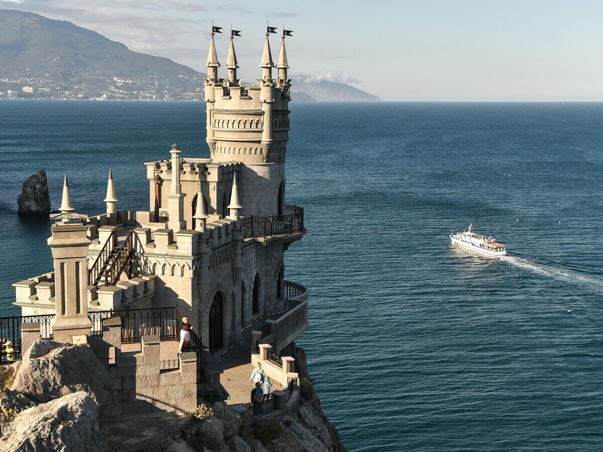    Замок "Ласточкино гнездо" в поселке Гаспра в Крыму© РИА Новости / Константин Михальчевский