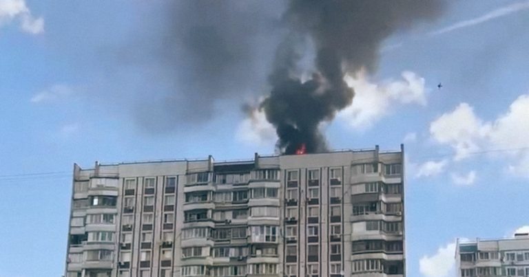 Внезапно загорелась крыша 17-этажного панельного дома на Рублевке — на участке между Крылатской улицей и Рубежным проездом. Жильцы покинули здание, но квартиры, судя по всему, не пострадали.