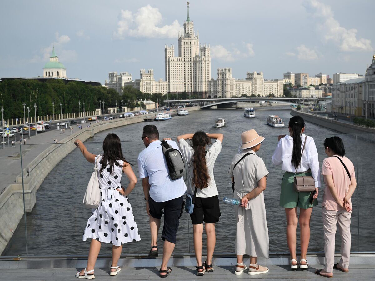    Люди отдыхают в парке Зарядье в Москве© РИА Новости / Максим Блинов