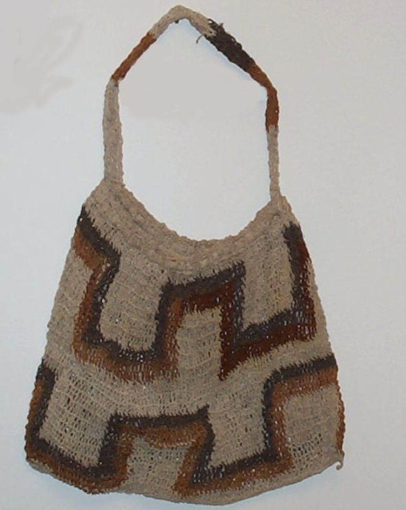 Готовый вариант традиционной сумки папуасов 