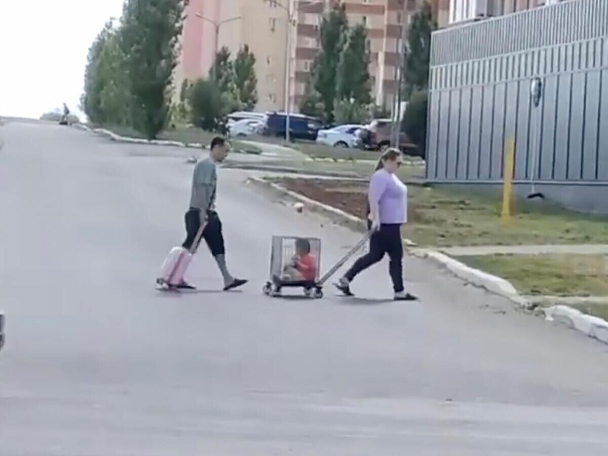    Родители перевозят ребенка в клетке в Оренбурге© Кадр видео из соцсетей