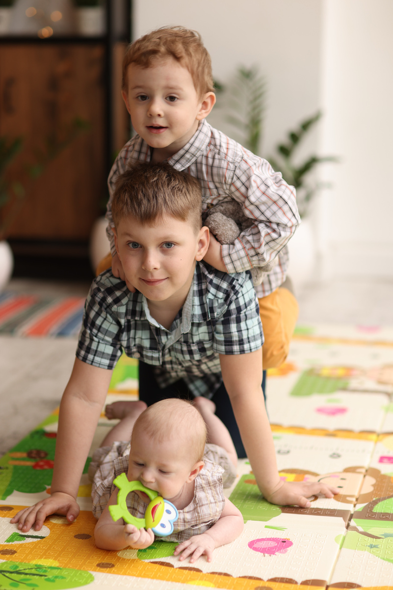 На фото 3 старших сына: Джеймс, Дмитрий, Даниэль