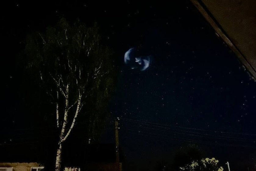 Жители нескольких российских регионов стали свидетелями появления необычного объекта в небе. За ним можно было наблюдать в ночь с 9 на 10 июля.