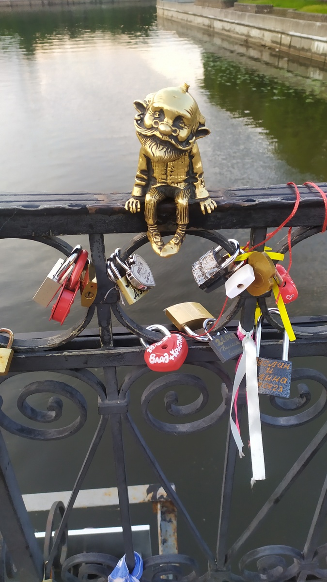 Фигурка дедушки Карла