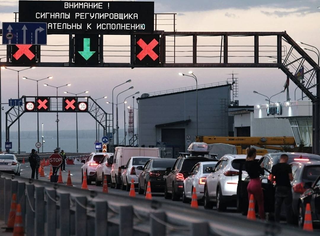 К чему нужно приготовиться перед проездом по Крымскому мосту? Рассказываем о действующих правилах и возможных трудностях.