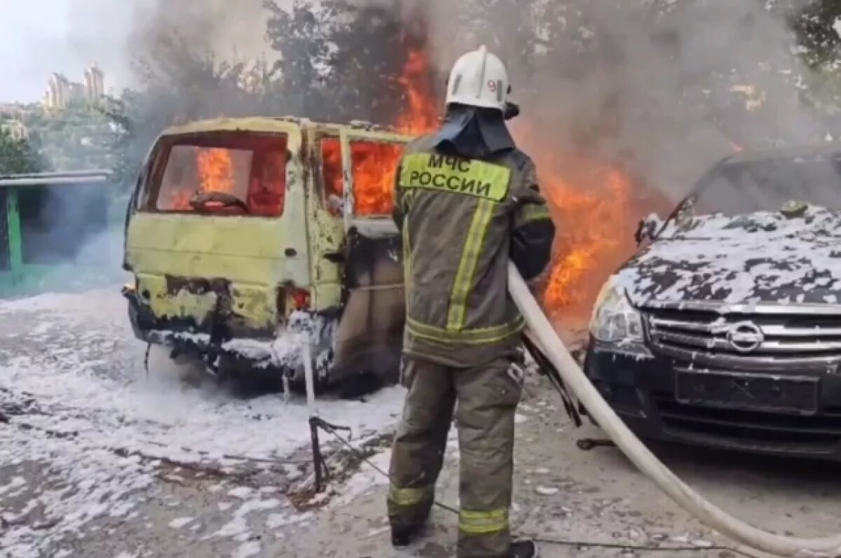    Микроавтобус и легковушка пострадали при пожаре в Ялте