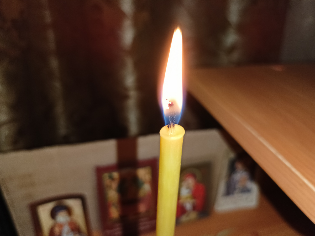 Мой маленький иконостас и горящая свеча