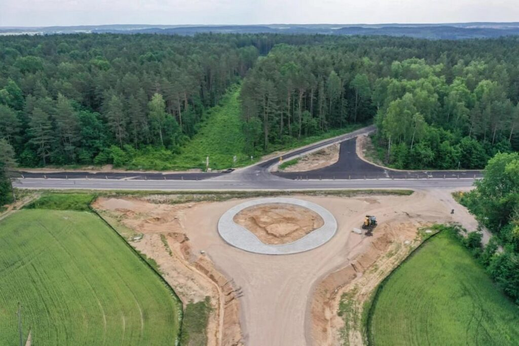 У белорусской границы активно ведется строительство широкополосной дороги в районе севера Белостока.