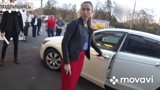 Télécharger la video: Мужики поставили на место наглую девицу, которая разъезжала по тротуару! Прав напокупают, а потом разъезжают как попало!