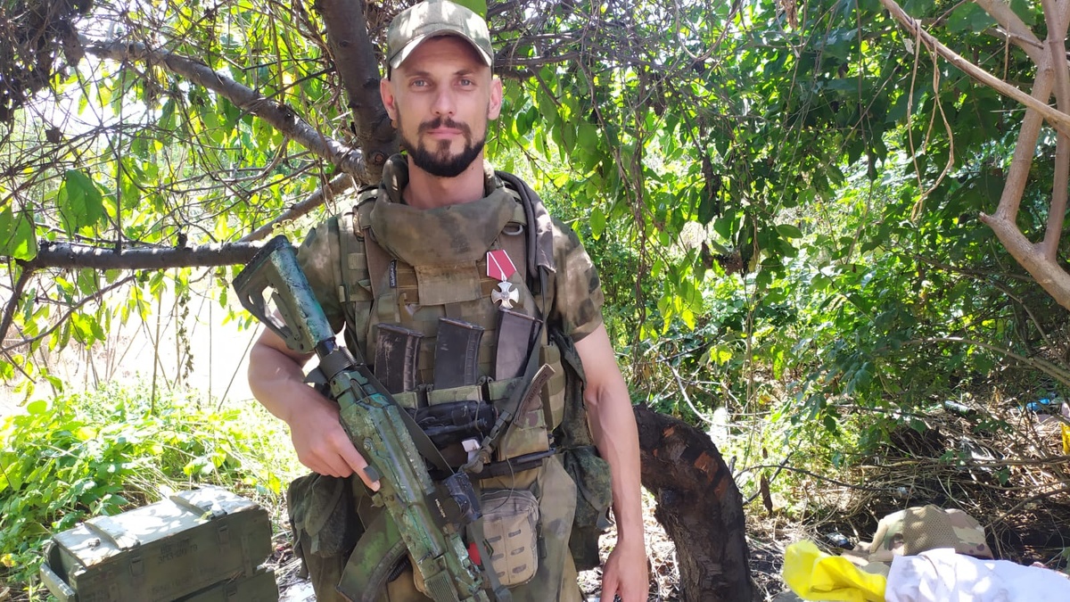    Маэстро говорит, что не знает, за какие подвиги его наградили Орденом Мужества, скромничает, зато его сослуживцы уверяют - лейтенант, если нужно, и с голыми руками в окопы врага прыгнет, и один удержит позиции, и раненых никогда не бросит, даже если их спасение будет стоить ему жизни... / Фото: из личного архива Сергея Лобанова