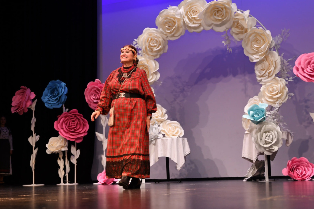 Людмила Ларкина – демонстрация костюмов народов России в Австралии