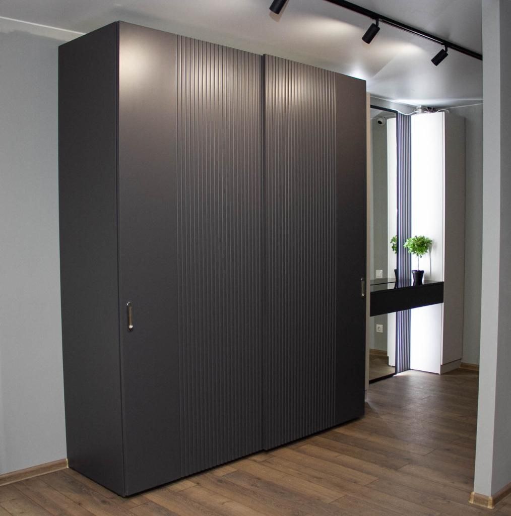 Серый шкаф в прихожую