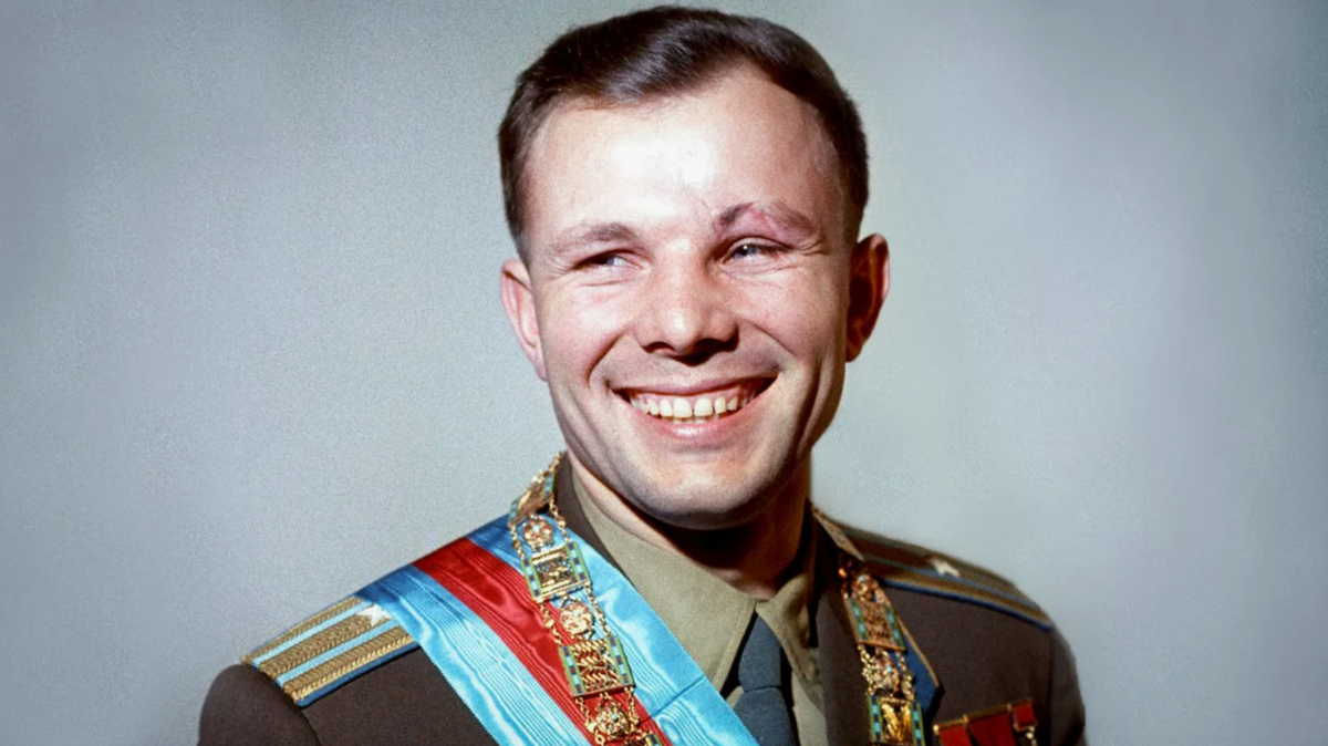 Историческое событие, состоявшееся 12 апреля 1961 года, по сути, открыло дорогу всему человечеству в космос. И первым в истории человеком в космосе был наш простой советский парень Юрий Гагарин.