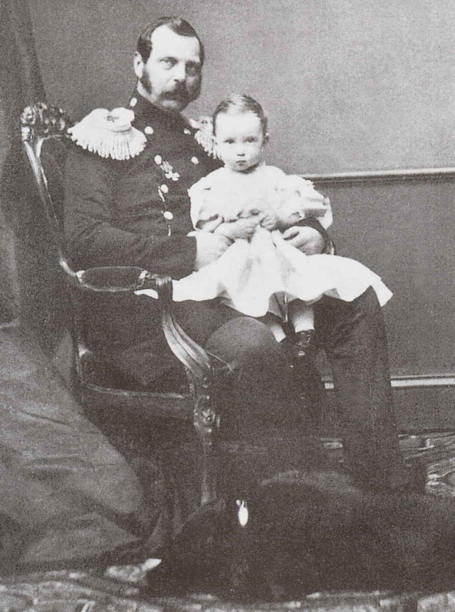 Маленький Павел на руках у отца