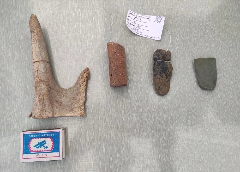    Заготовка орудия из рога лося, керамическое сопло, слиток олова, фрагмент каменного топора. Фото:  АиФ/ фото Елены Куприяновой