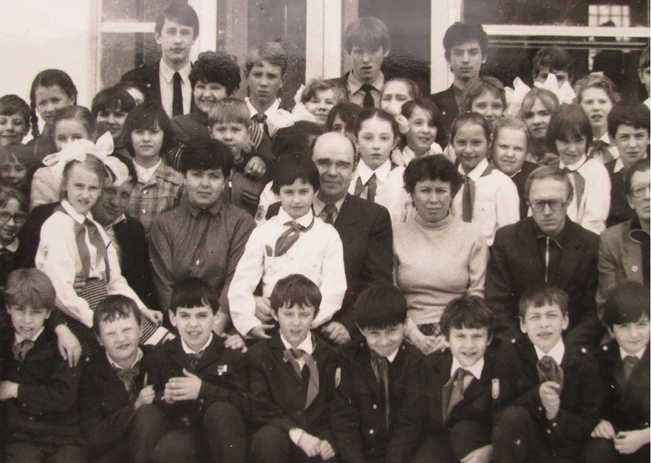 Мой Качканар. Дима Дрямин вверху самый высокий, Иван Васильевич Звягин и весь мой шахматный класс! Я тоже виден. Фото из личного архива автора. Качканар, 1986