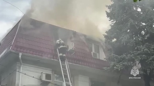 Густой дым накрыл Сочи: десятки пожарных тушат пламя, вспыхнувшее в здании суда