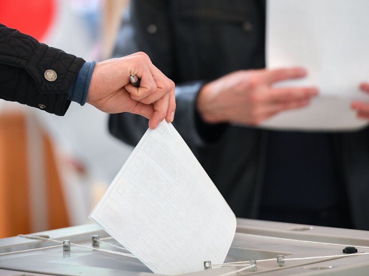    Люди голосуют на выборах на избирательном участке в Сочи© РИА Новости / Нина Зотина