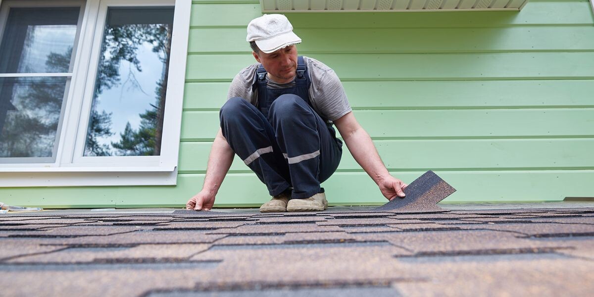 Для укладки некоторых кровельных материалов понадобится помощь профессионалов. Источник: Shutterstock📷

