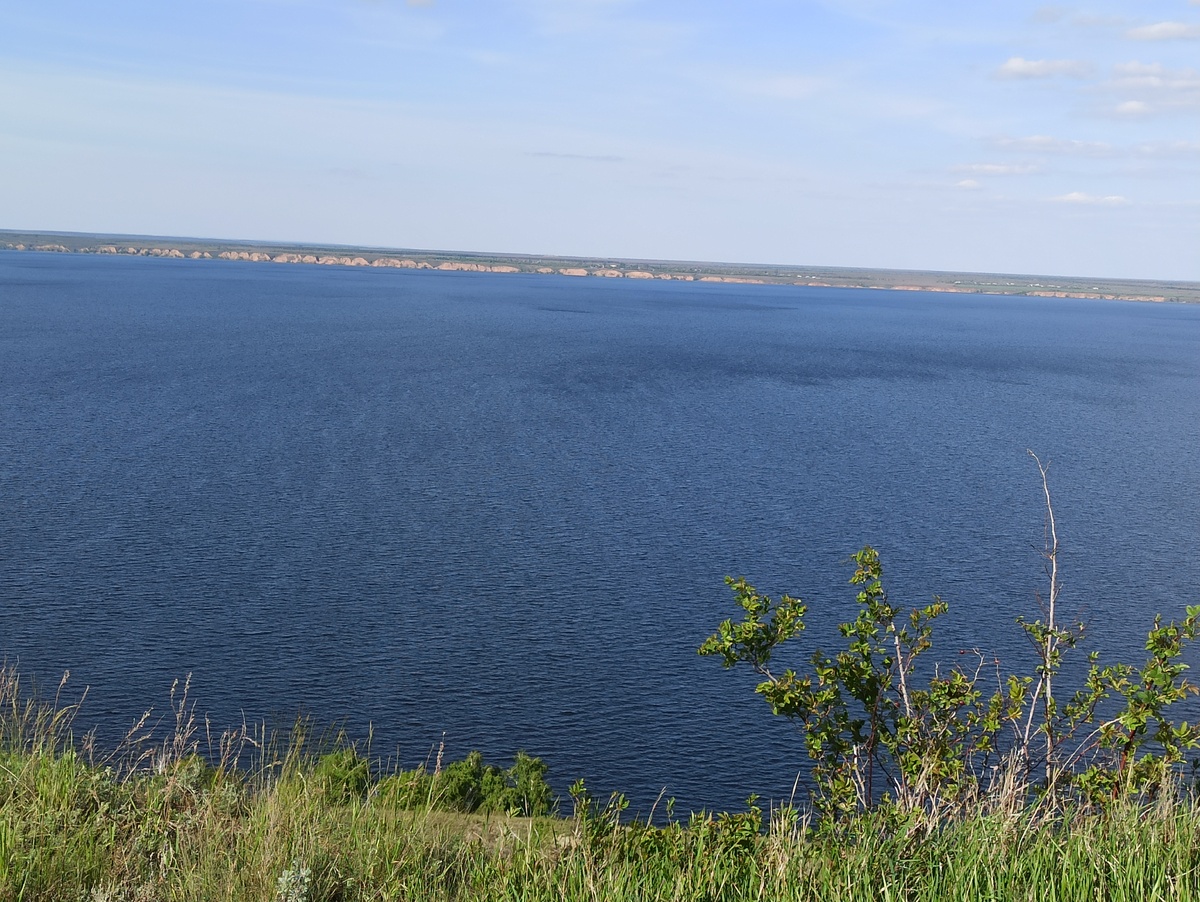 Река в данном месте довольно широкая, так как здесь образовано Волгоградское водохранилище.