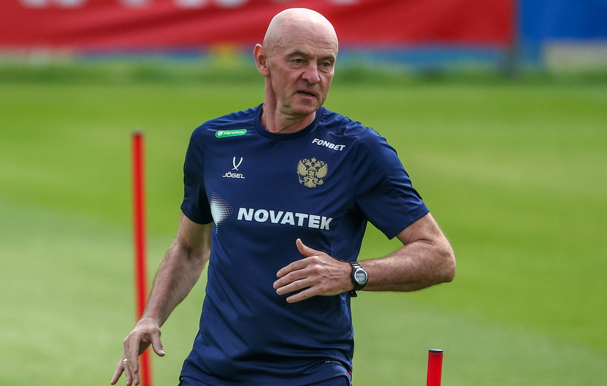    Помощник главного тренера сборной России Виктор Онопко  Сергей Булкин/ТАСС