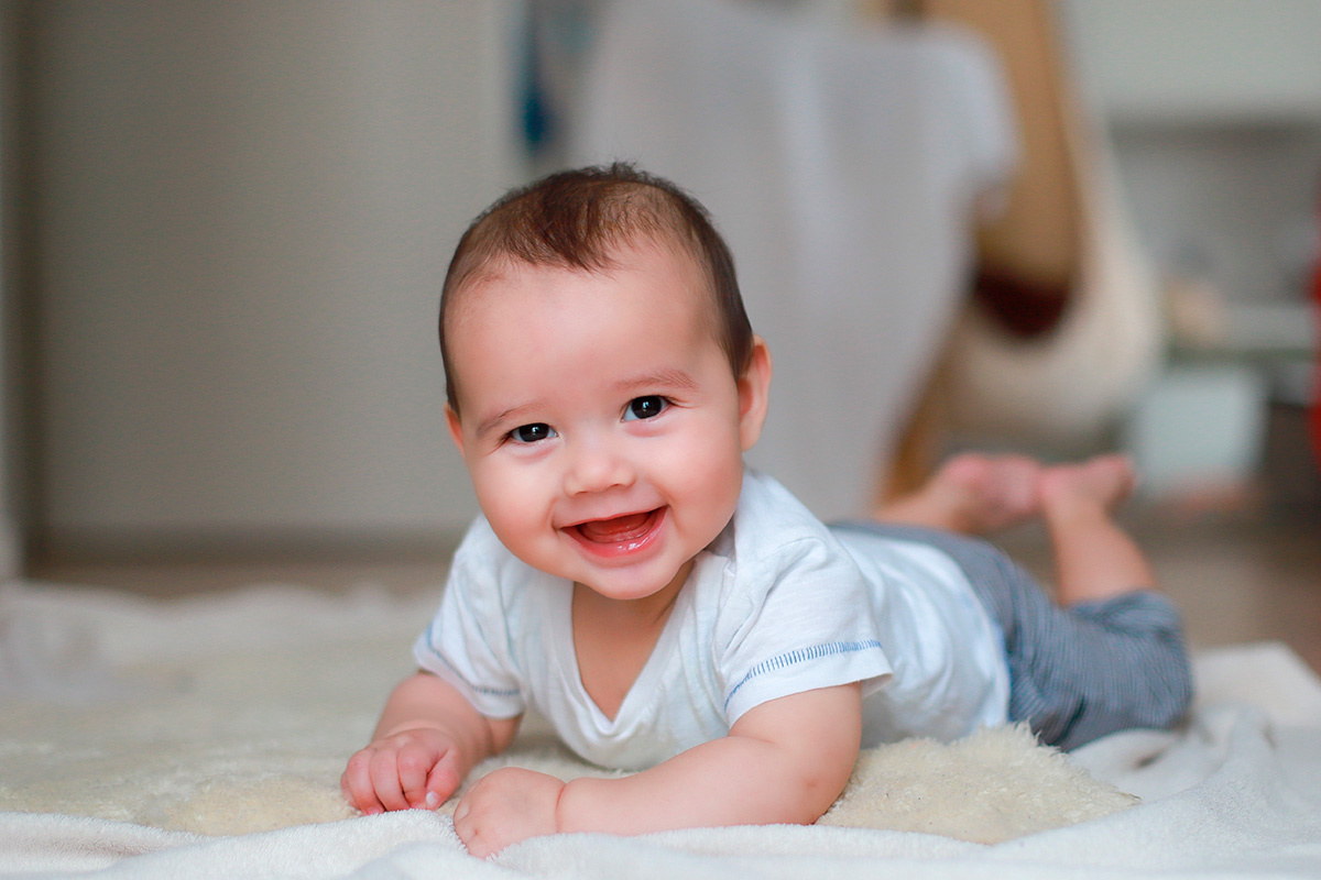 Onjira Leibe / Shutterstock / FOTODOM📷С третьего месяца жизни ребенок начинает смеяться и активно реагировать на приближение взрослого