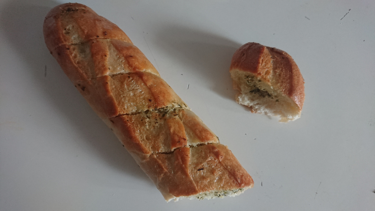 Это булка с чесноком ! Звучит очень НЕ ВКУСНО! Но это не так это очень вкусно! Рекомендую!