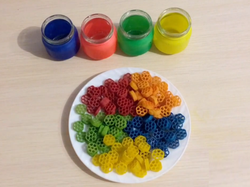    Окрашенные макароны   
Источник: Кадр из видео