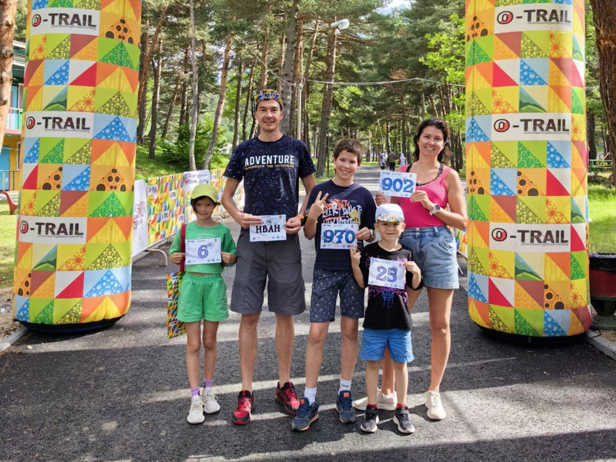 Все бегают.