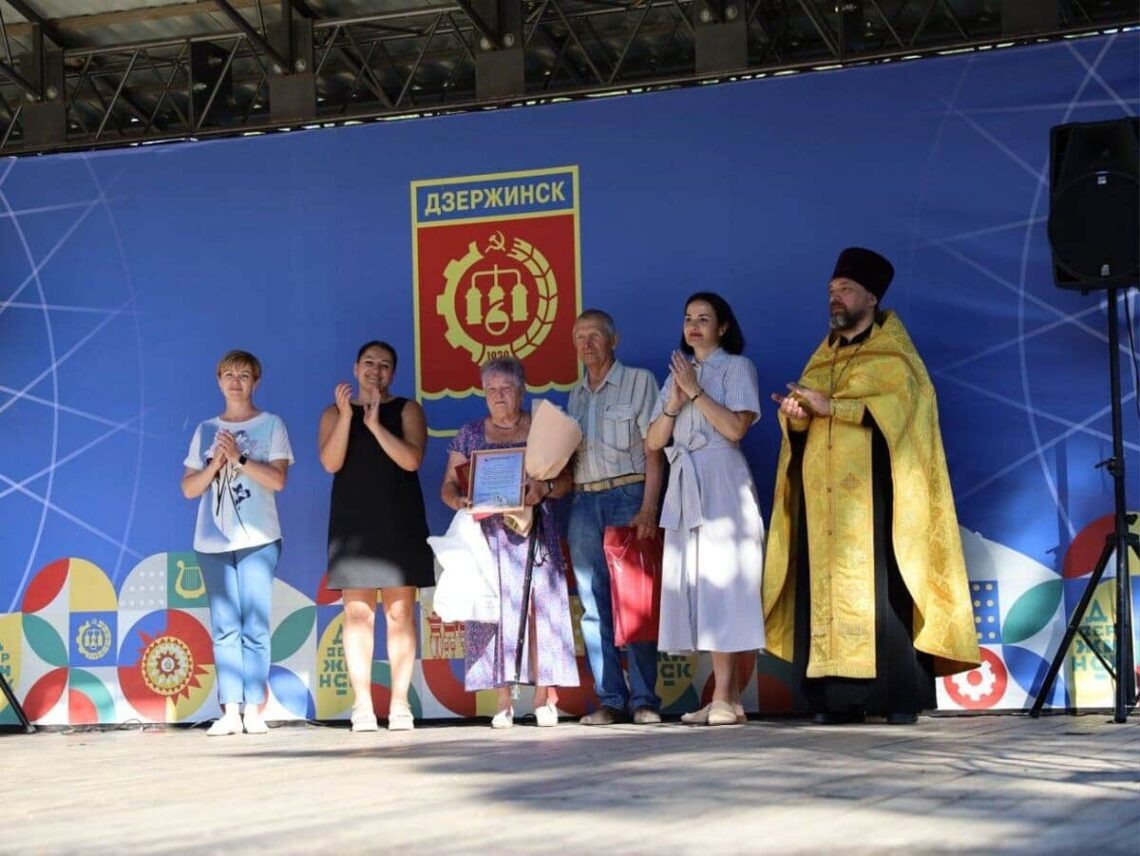 Традиционный семейный фестиваль «Ромашковая поляна» провели в Дзержинске в парке «Утиное озеро». Его приурочили ко Дню семьи, любви и верности, который отмечали 8 июля 2024 года.