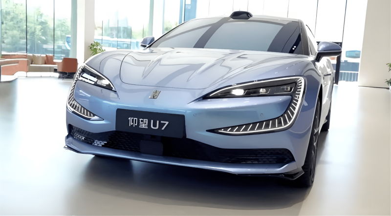 Компания BYD анонсировала выход нового седана флагманского класса Yangwang U7. Он уже прибыл в автосалоны Китая и предстал во всех ракурсах на новых снимках.