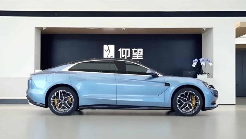 Компания BYD анонсировала выход нового седана флагманского класса Yangwang U7. Он уже прибыл в автосалоны Китая и предстал во всех ракурсах на новых снимках.-2