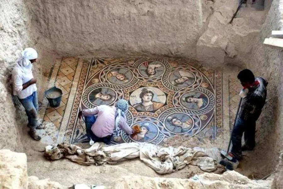Эта великолепная римская мозаика изображает девять муз; в центральном круге — Каллиопа, муза эпической поэзии.