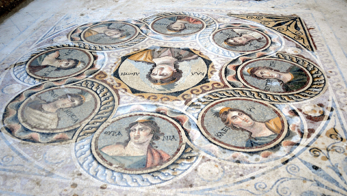 Эта великолепная римская мозаика изображает девять муз; в центральном круге — Каллиопа, муза эпической поэзии.-2