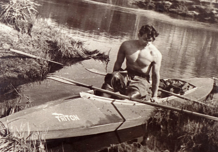 Молодой Алексей Зеля на байдарке (~1970 г). Фото из семейного архива 