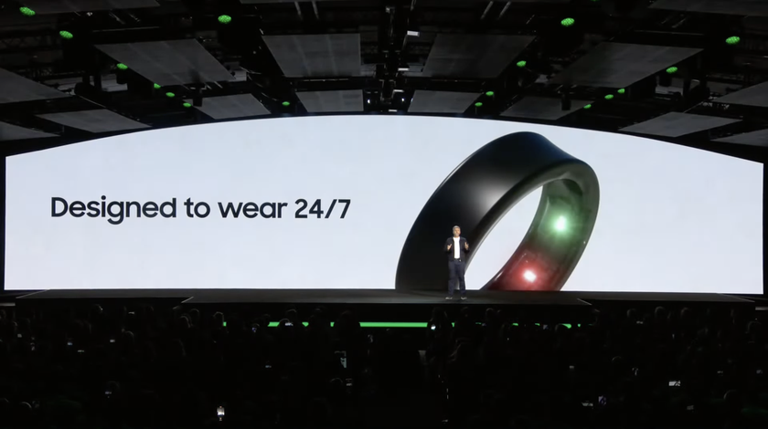 На летней презентации в Париже Samsung презентовала свое первое фирменное смарт-кольцо Galaxy Ring. Впервые аксессуар анонсировали в январе 2024 года.-2