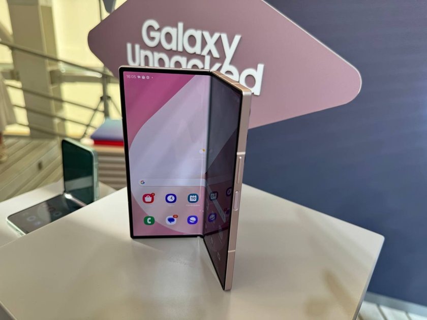 Samsung провела летнюю презентацию Galaxy Unpacked 10 июля. Мероприятие было посвящено анонсу новых складных смартфонов бренда, включая модель Samsung Galaxy Z Fold6.