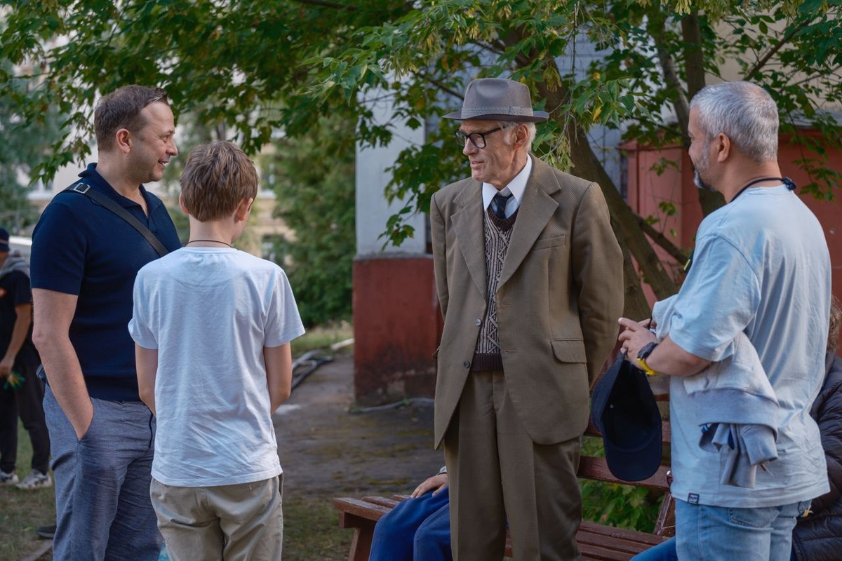 На съёмочной площадке. Илья Казаков (слева) и Борис Щербаков в роли Николая Старостина. Фото пресс-службы «Сделано в «Дело».