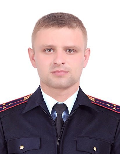 
Как сообщили в УМВД по ДНР, старший лейтенант полиции Роман Портной погиб во время выполнения боевых задач по отражению вооруженной агрессии со стороны ВСУ.