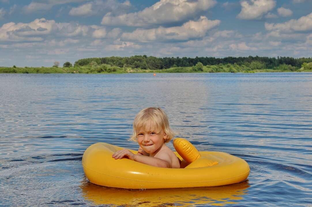 Сходить искупаться всей семьёй — одно из самых больших летних удовольствий. На что обратить внимание родителям маленьких детей, чтобы купание не обернулось неприятностями?-2