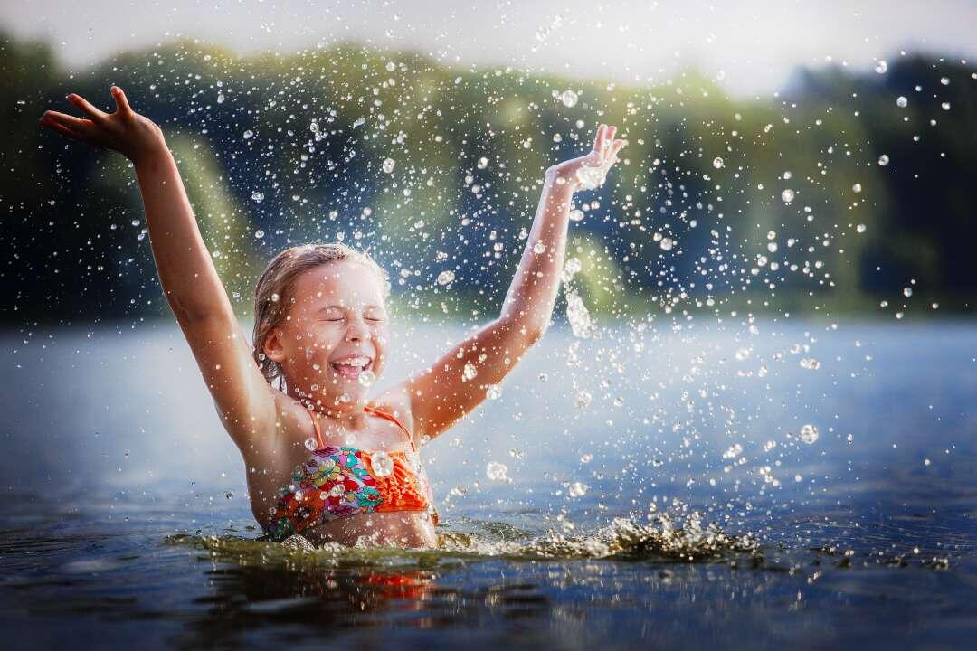 Сходить искупаться всей семьёй — одно из самых больших летних удовольствий. На что обратить внимание родителям маленьких детей, чтобы купание не обернулось неприятностями?