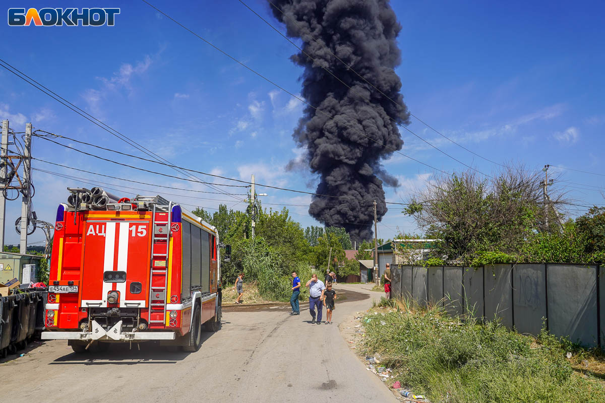 В Волгограде почти 7 часов горела база вторсырья: фоторепортаж с места ЧП |  Блокнот Волгоград | Дзен