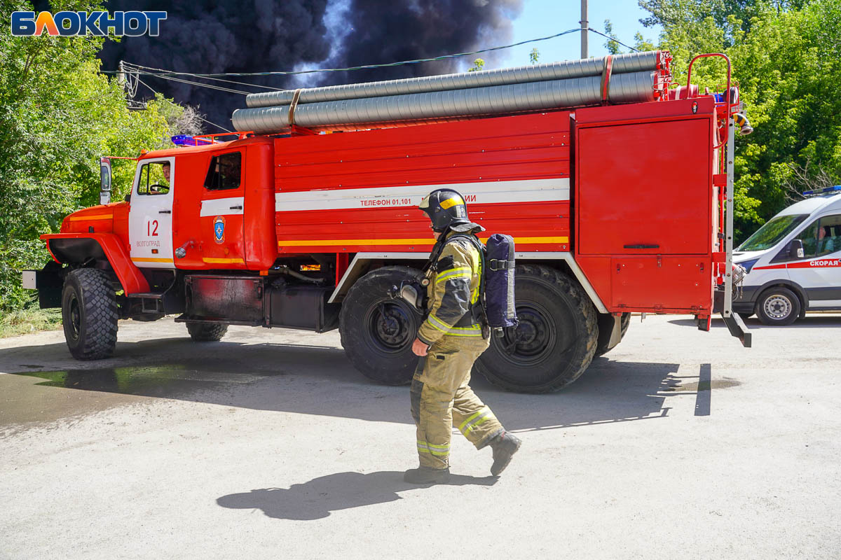 В Волгограде почти 7 часов горела база вторсырья: фоторепортаж с места ЧП |  Блокнот Волгоград | Дзен