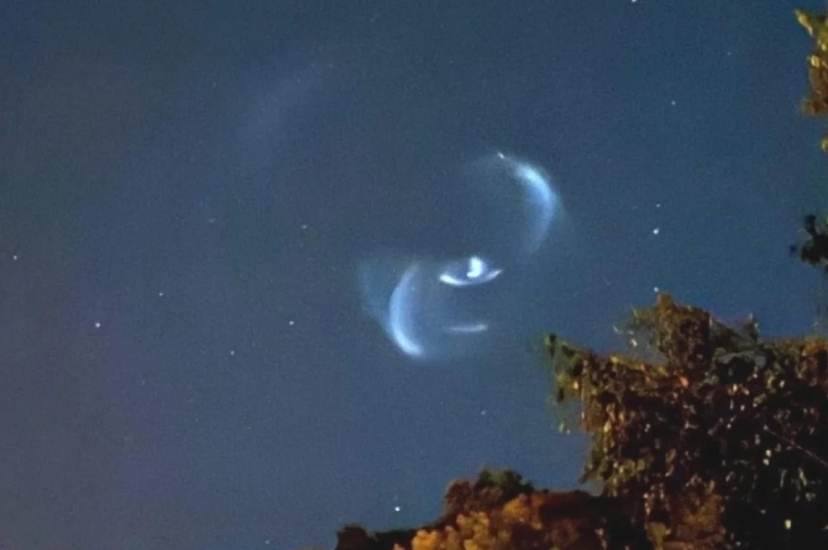Жители сразу нескольких регионов России этой ночью наблюдали неопознанный летающий объект. Очевидцы говорили, что НЛО имеет спиралевидную форму.-1-2