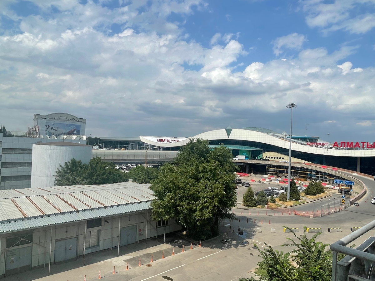 Аэропорты бывают разные, есть красивые, есть уютные, есть злые, а сегодня хочу рассказать о самом дружелюбном. И это аэропорт Алматы.