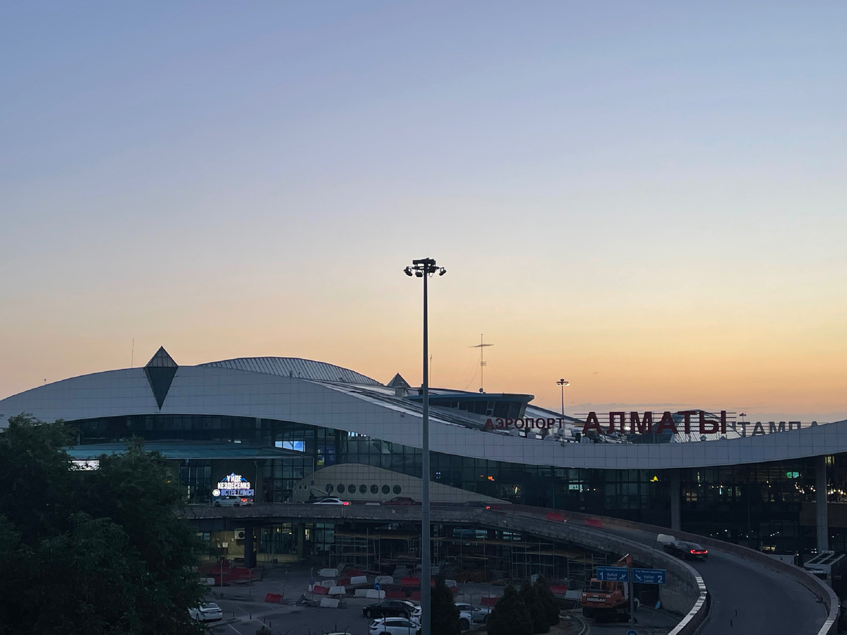 Аэропорты бывают разные, есть красивые, есть уютные, есть злые, а сегодня хочу рассказать о самом дружелюбном. И это аэропорт Алматы.-2