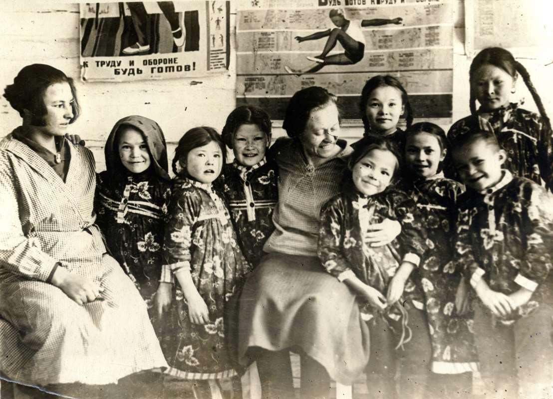    Тошемская школа 1936г. В центре учительница Шурыгина П.Г. stalker