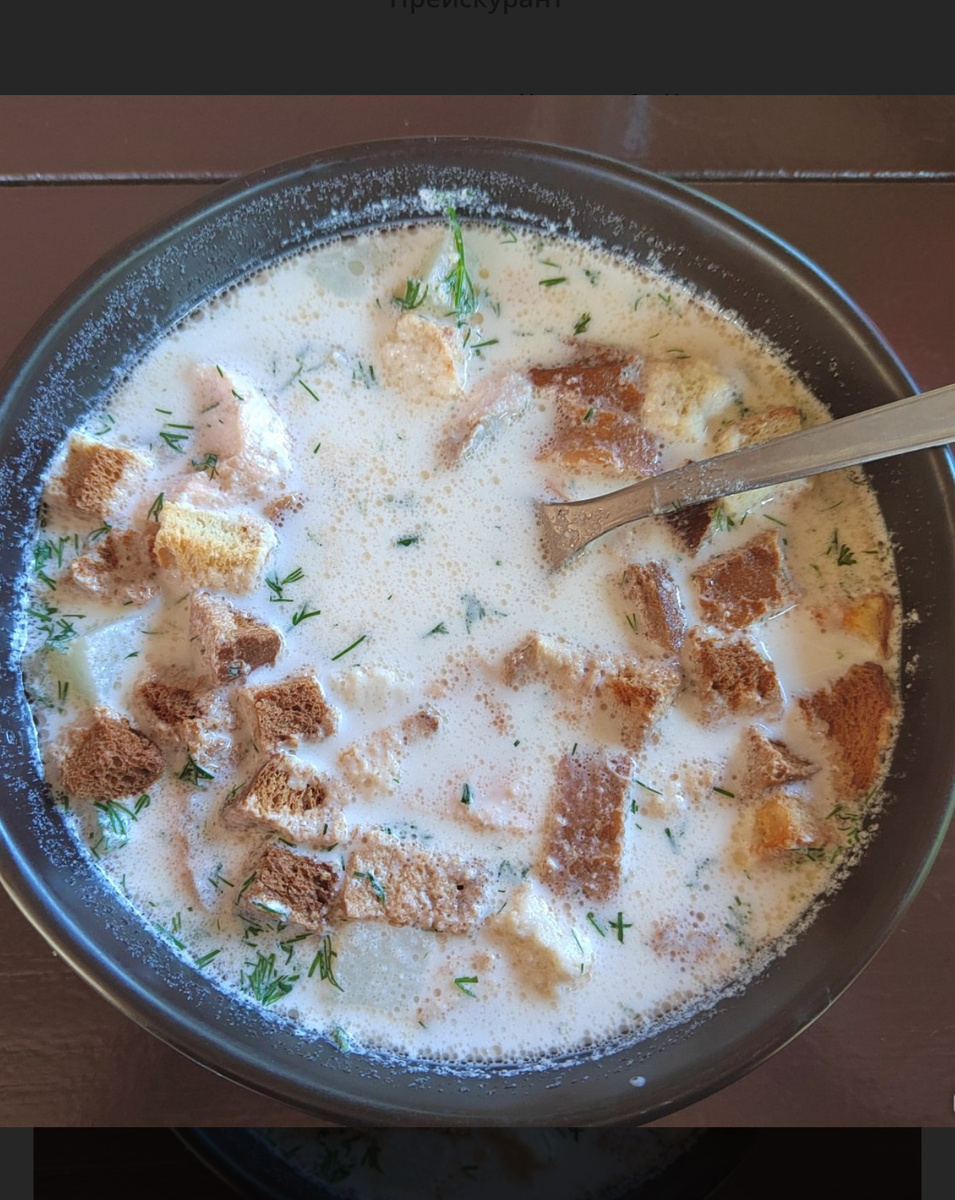 Уха здесь выглядит вот так и подается с сухариками. 